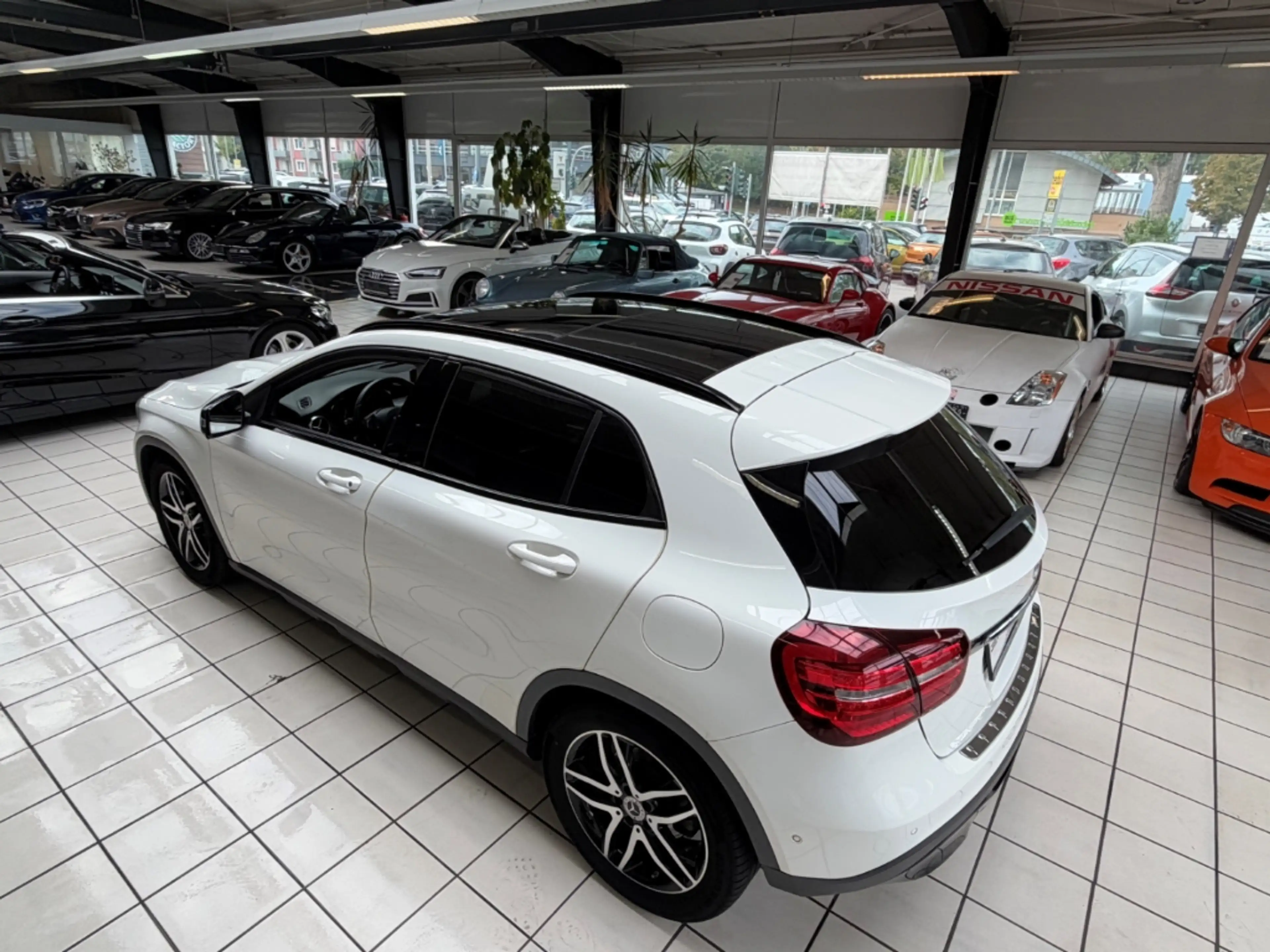 Mercedes-Benz GLA 180 Urban Panorama Sportsitze Automatik — photo 10