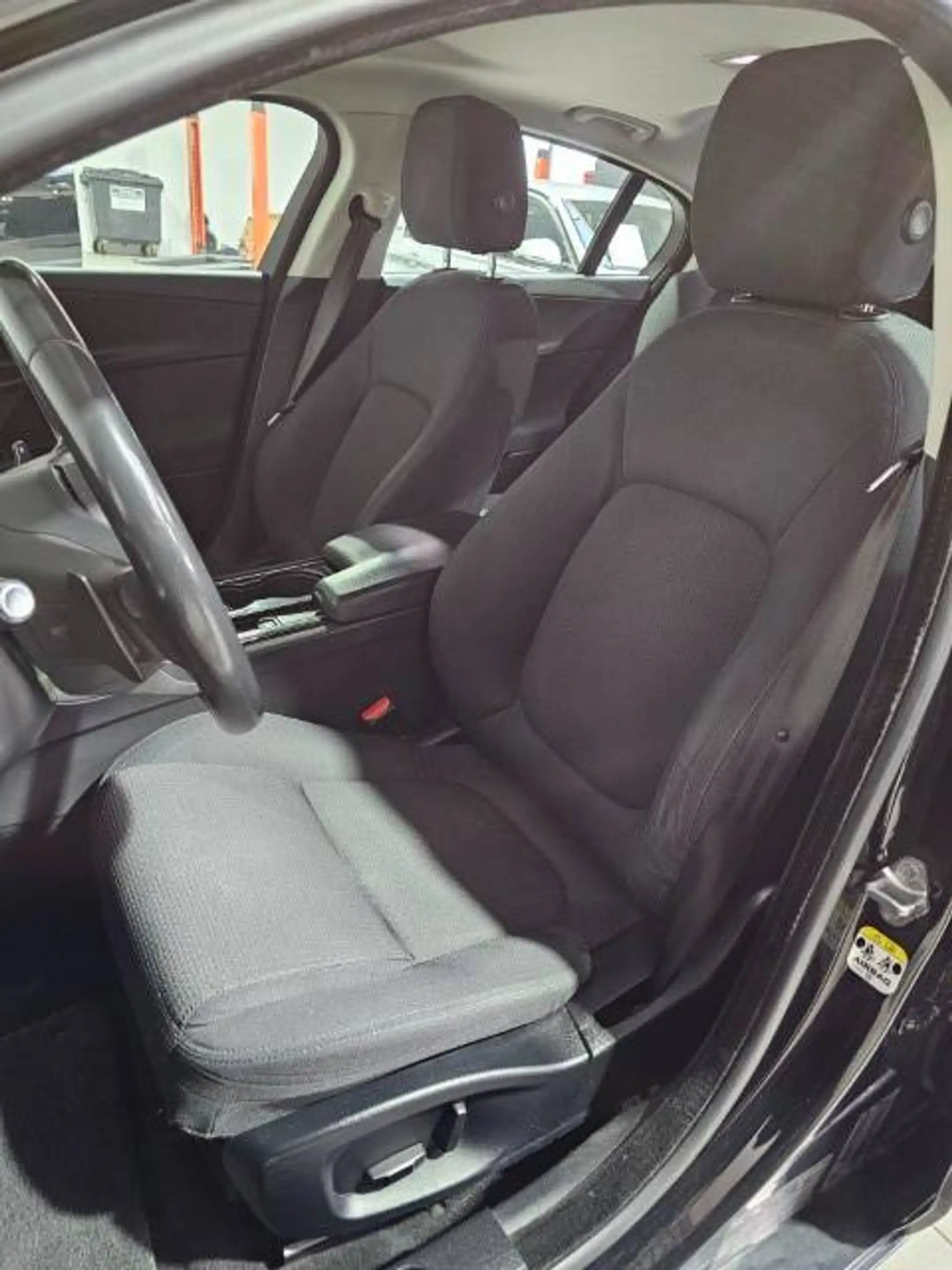 Jaguar XE XE 2.0 D Prestige — photo 15