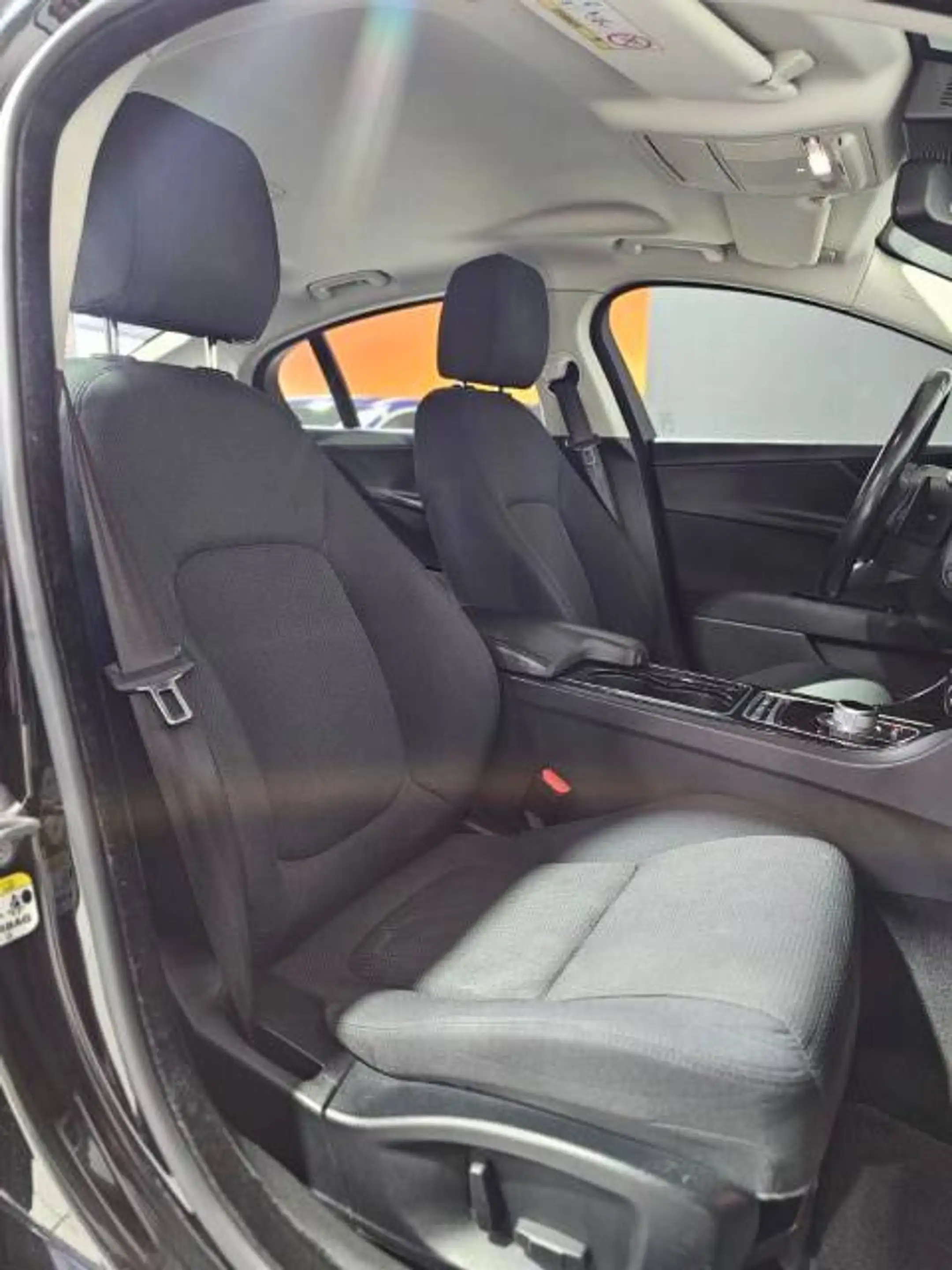 Jaguar XE XE 2.0 D Prestige — photo 13
