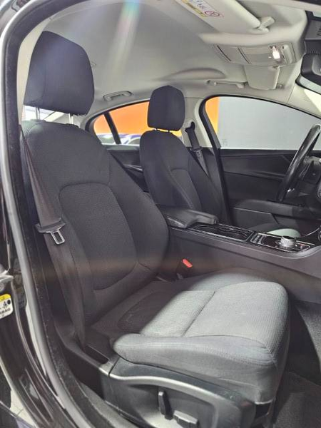 Jaguar XE XE 2.0 D Prestige — photo 13