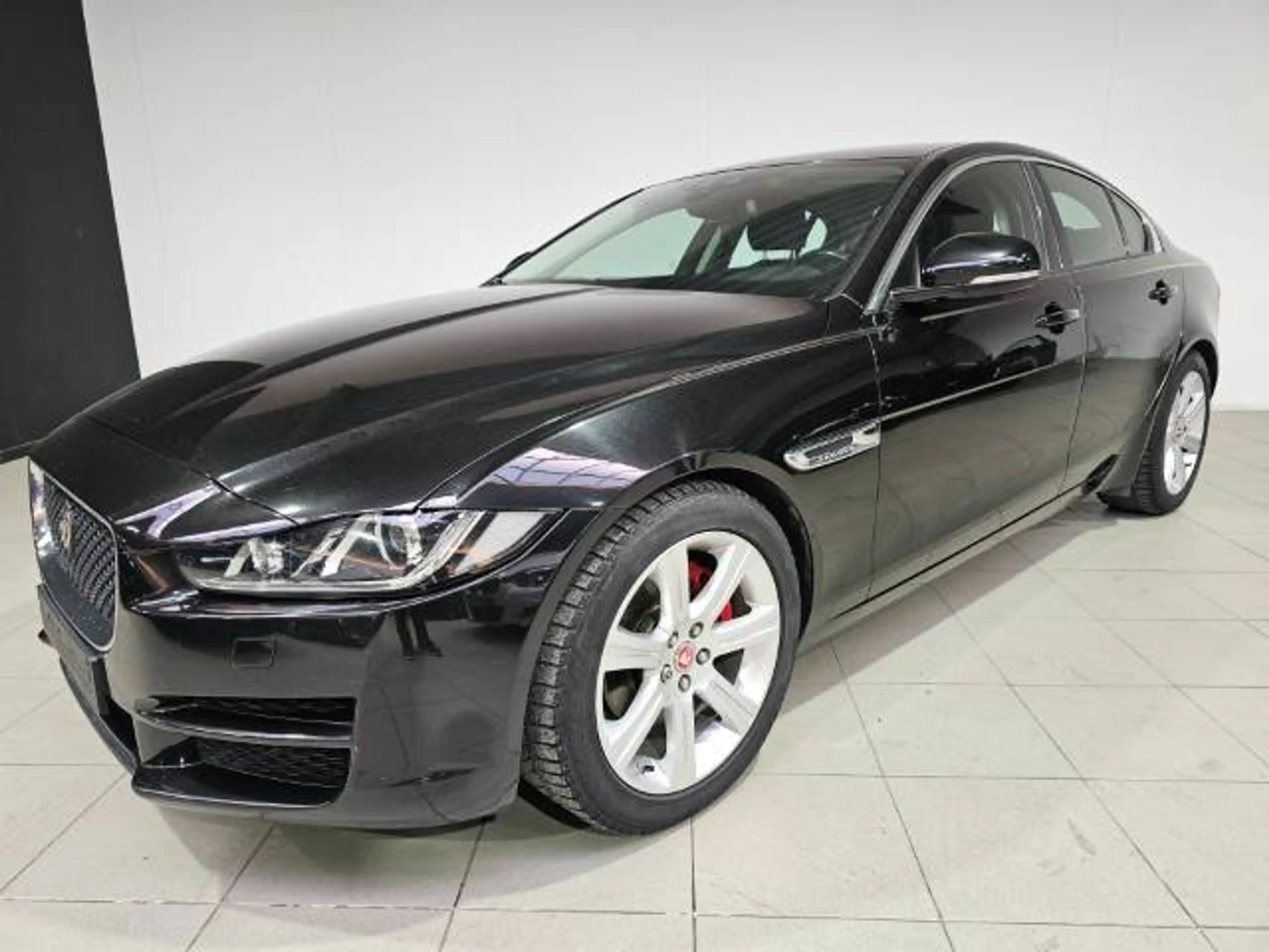 Jaguar XE XE 2.0 D Prestige — photo 5