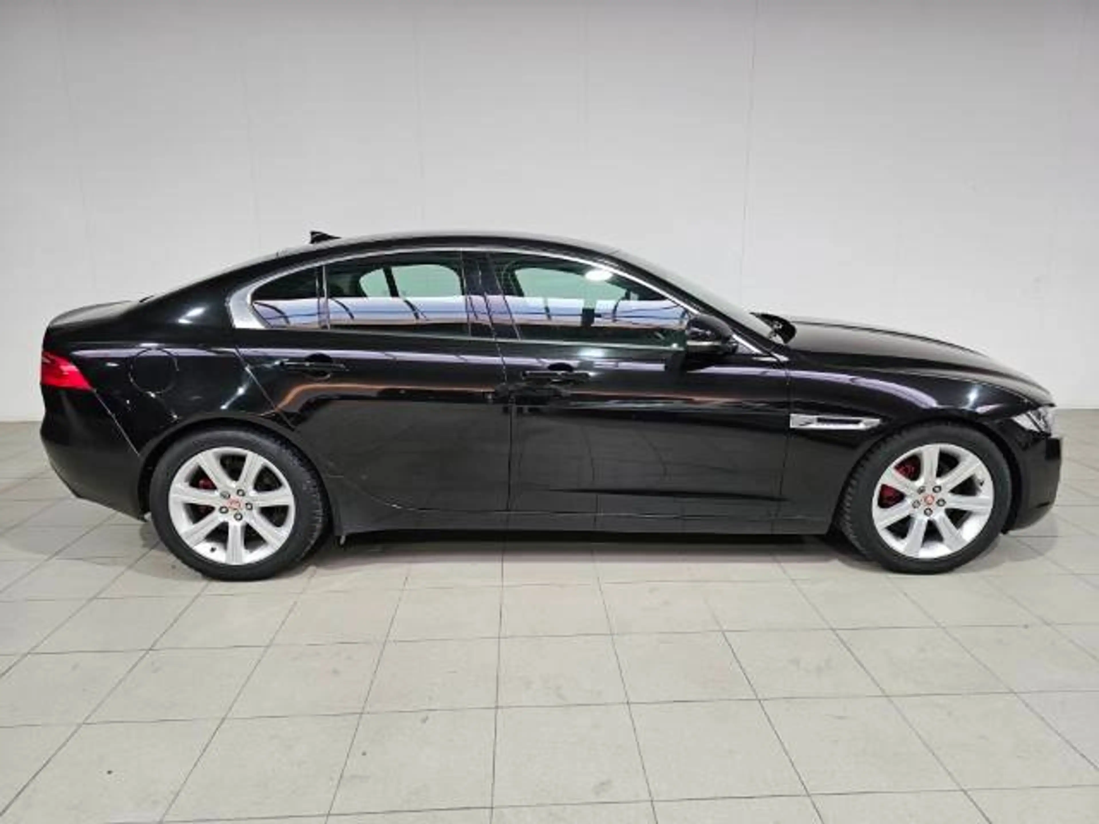 Jaguar XE XE 2.0 D Prestige — photo 6