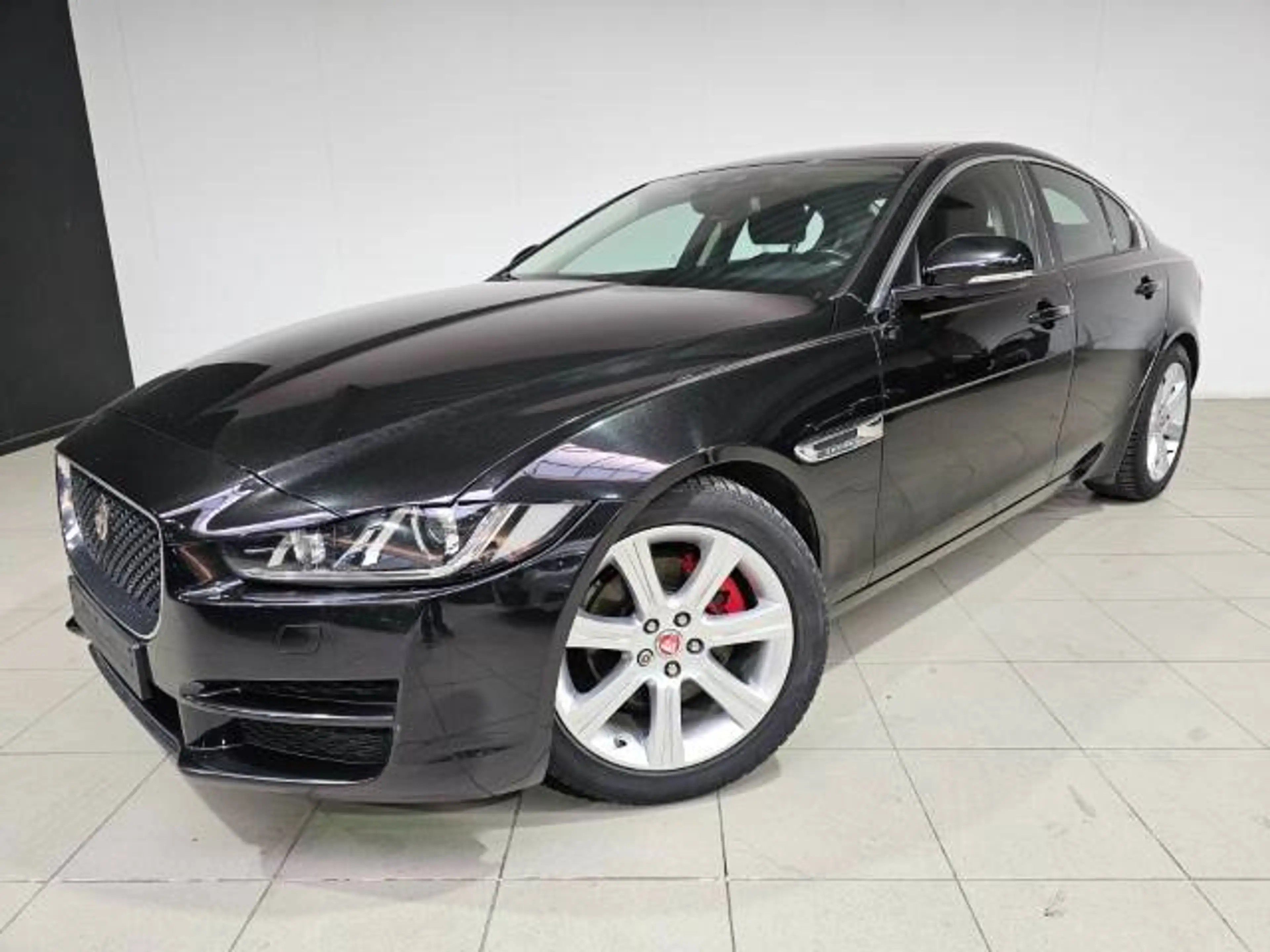 Jaguar XE XE 2.0 D Prestige — photo 4