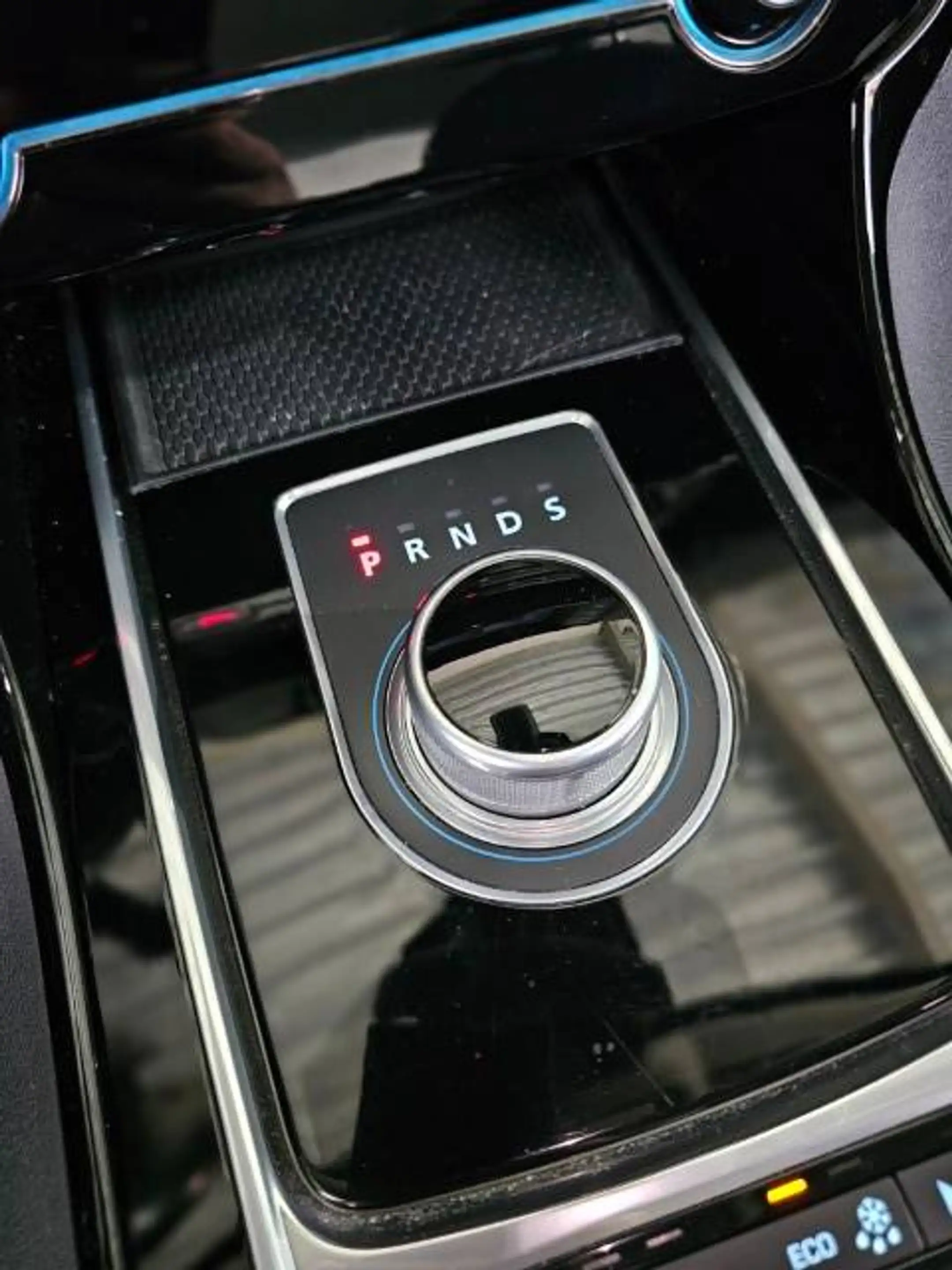 Jaguar XE XE 2.0 D Prestige — photo 11