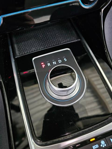 Jaguar XE XE 2.0 D Prestige — photo 11