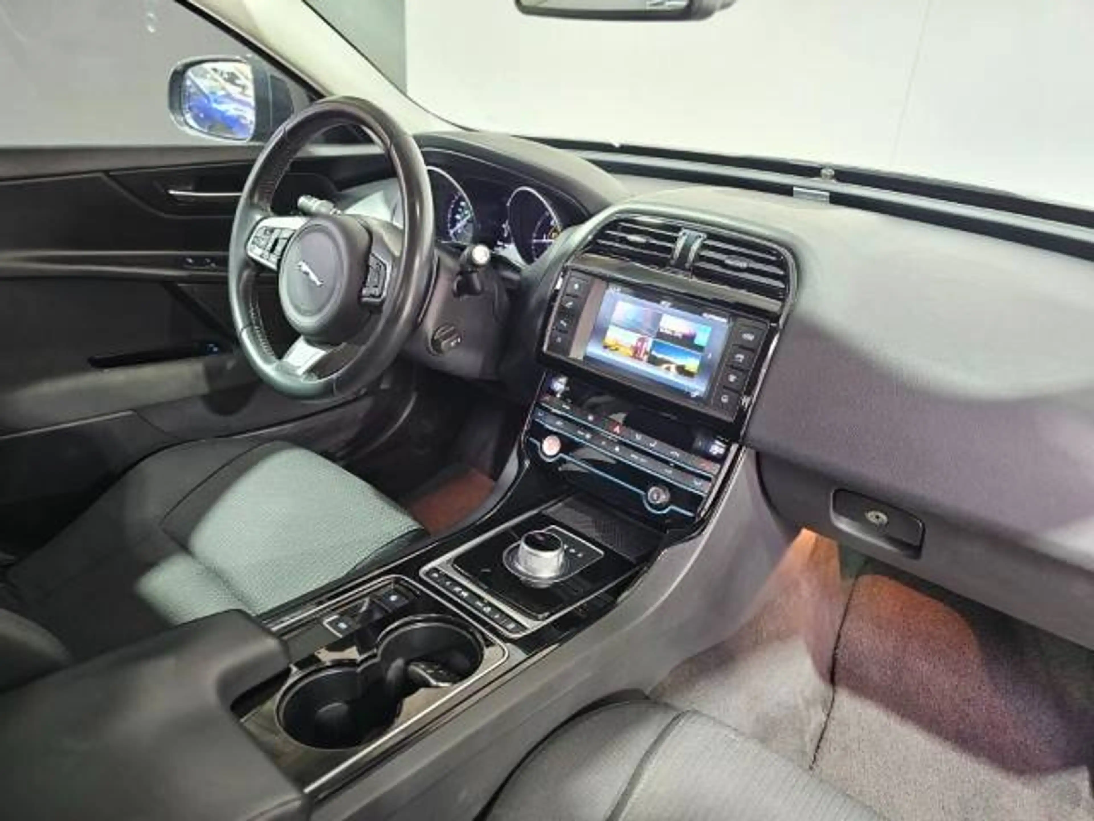 Jaguar XE XE 2.0 D Prestige — photo 14