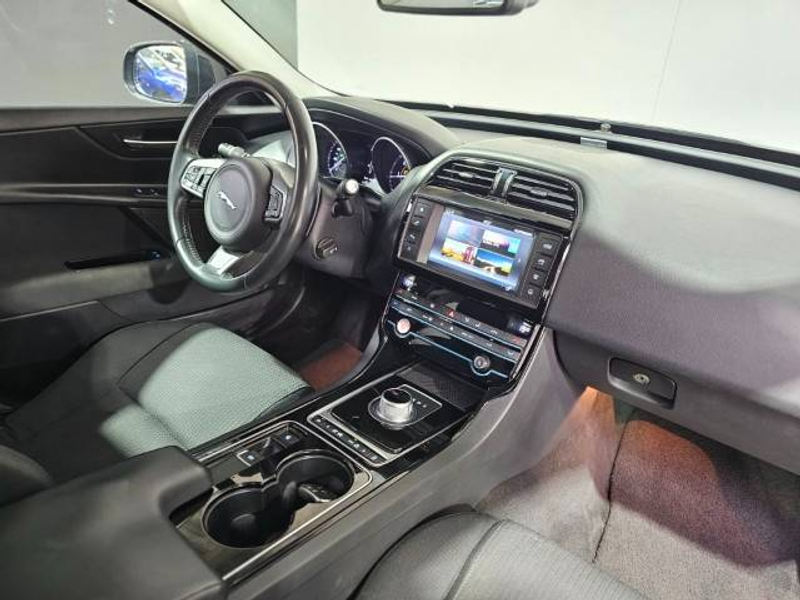 Jaguar XE XE 2.0 D Prestige — photo 14