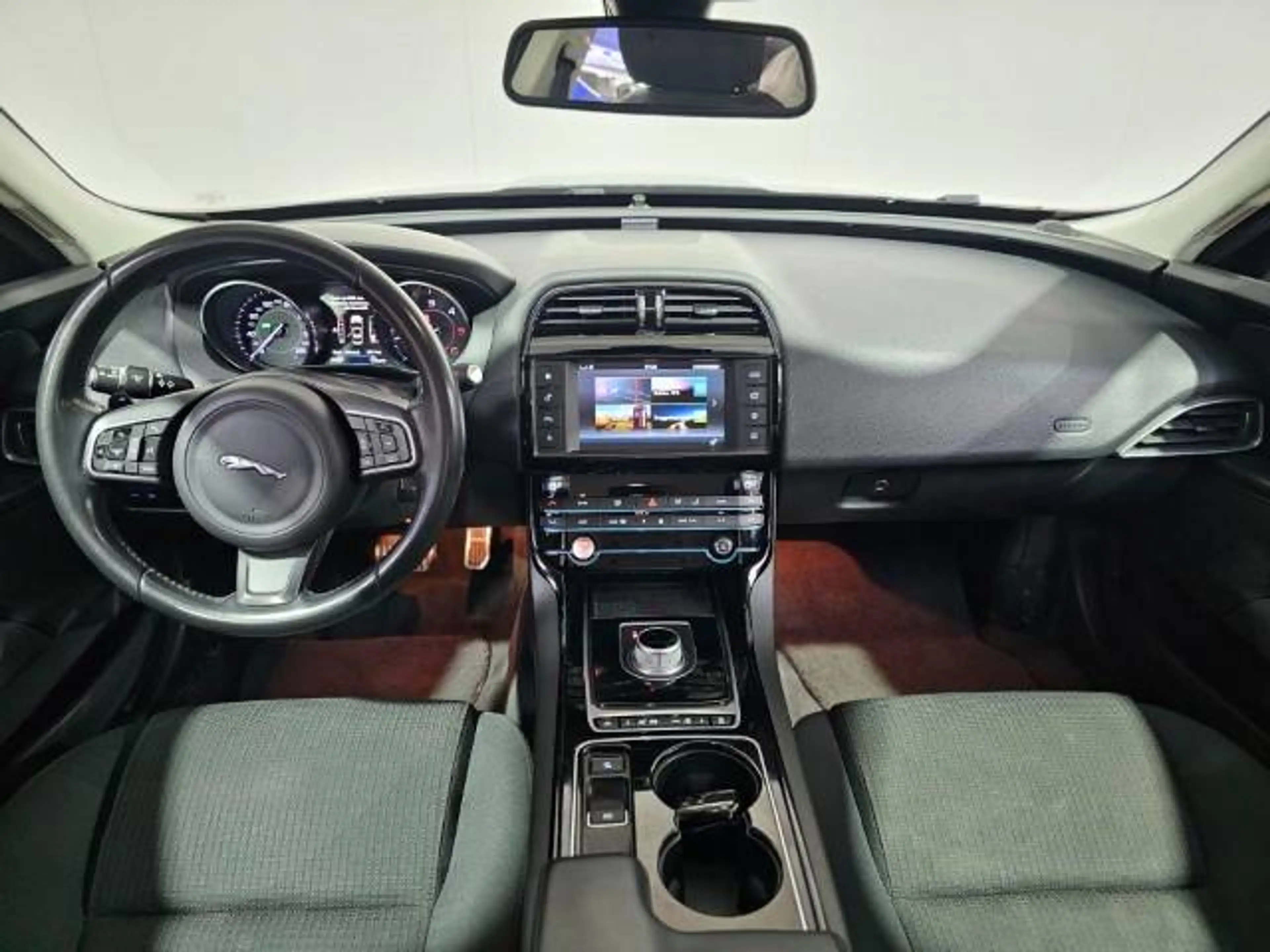 Jaguar XE XE 2.0 D Prestige — photo 10