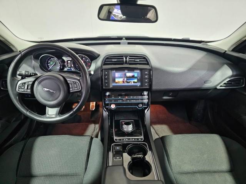 Jaguar XE XE 2.0 D Prestige — photo 10