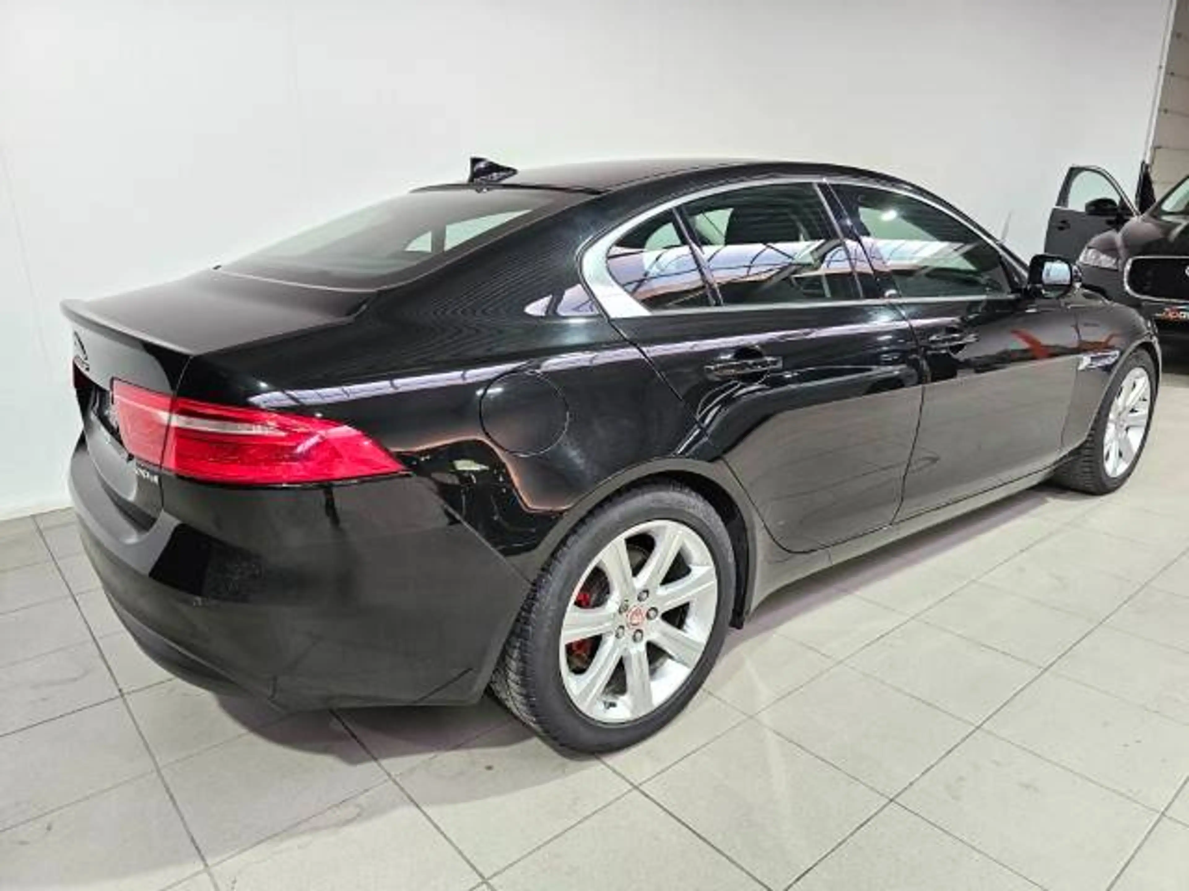 Jaguar XE XE 2.0 D Prestige — photo 7