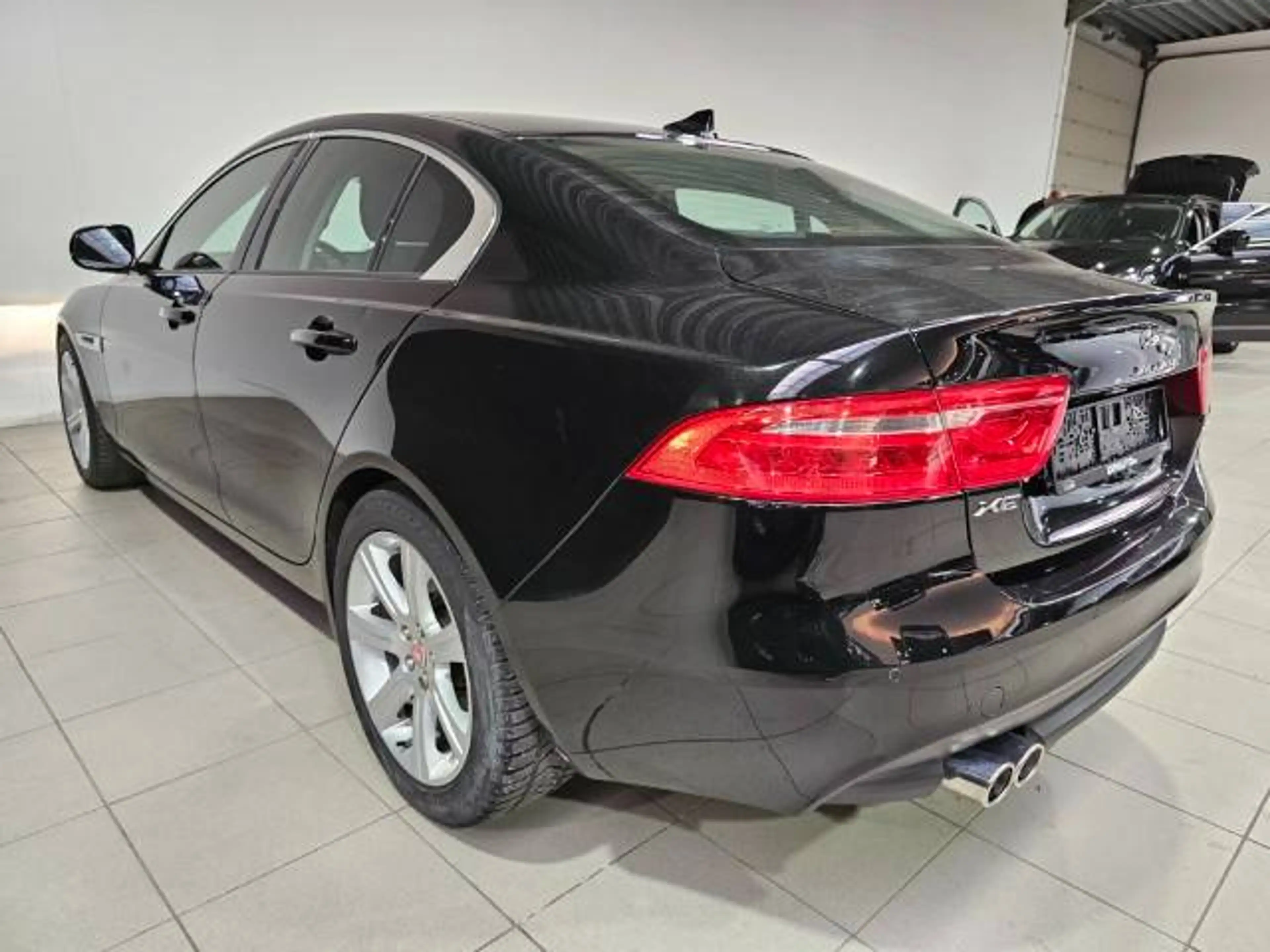 Jaguar XE XE 2.0 D Prestige — photo 8