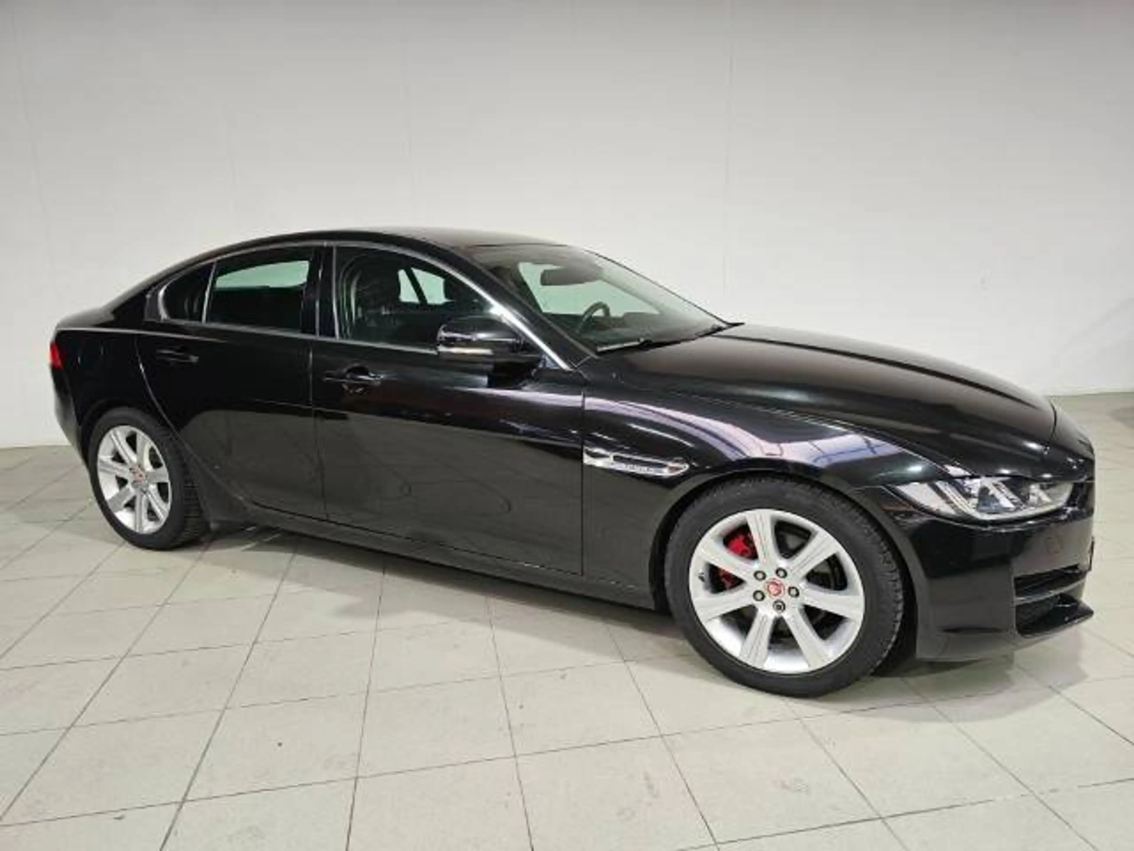 Jaguar XE XE 2.0 D Prestige — photo 3