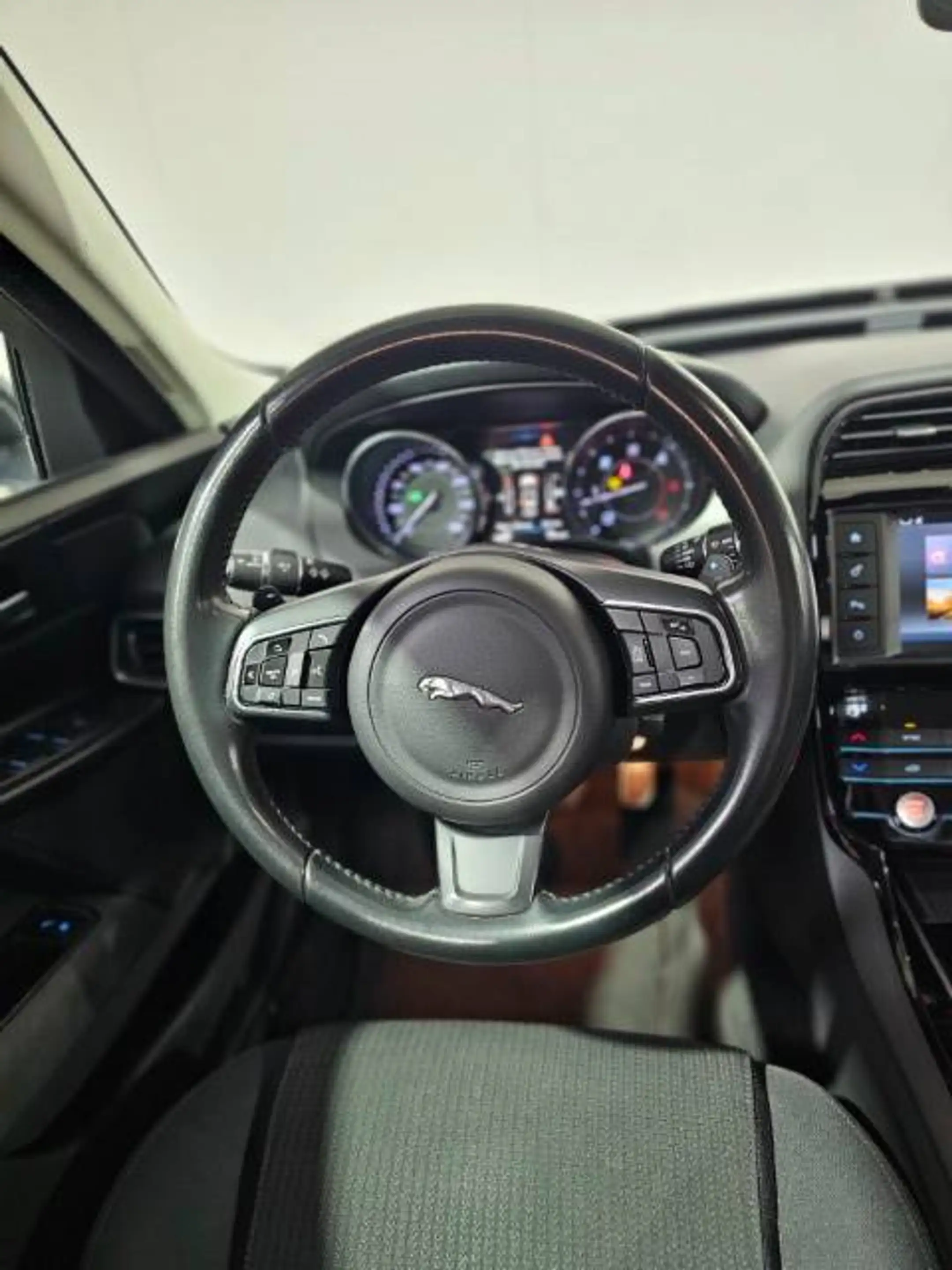 Jaguar XE XE 2.0 D Prestige — photo 12
