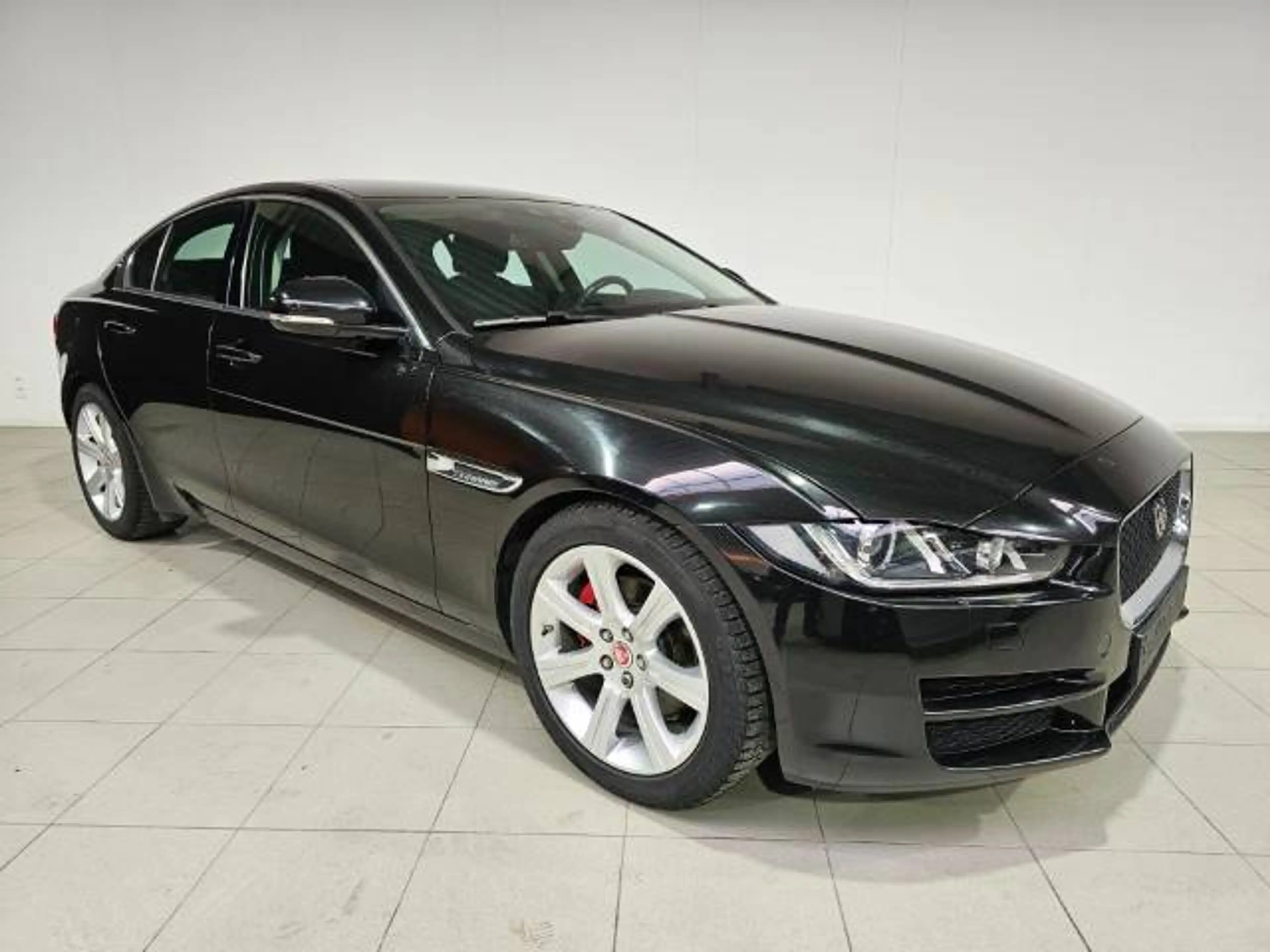 Jaguar XE XE 2.0 D Prestige — photo 2