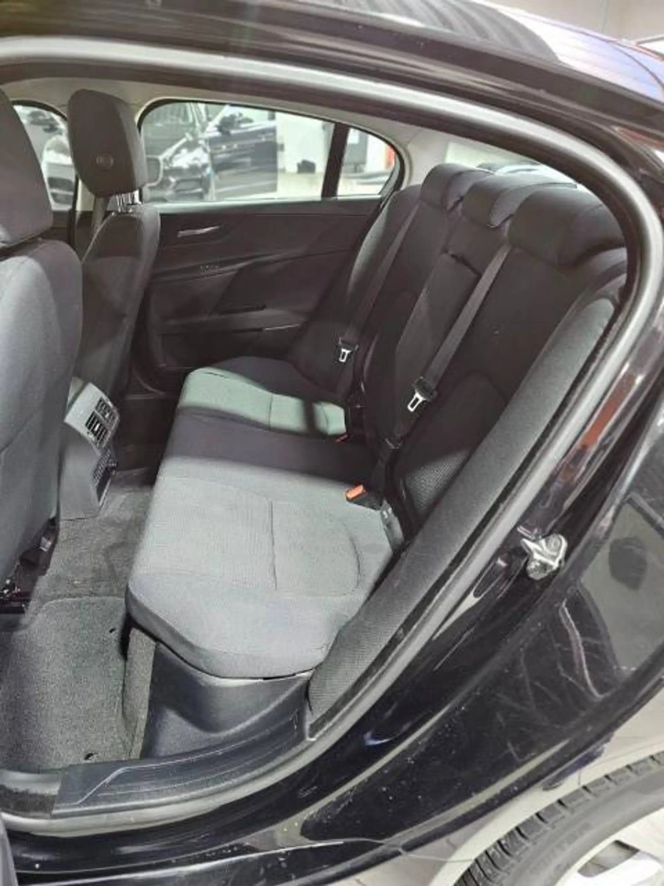 Jaguar XE XE 2.0 D Prestige — photo 9