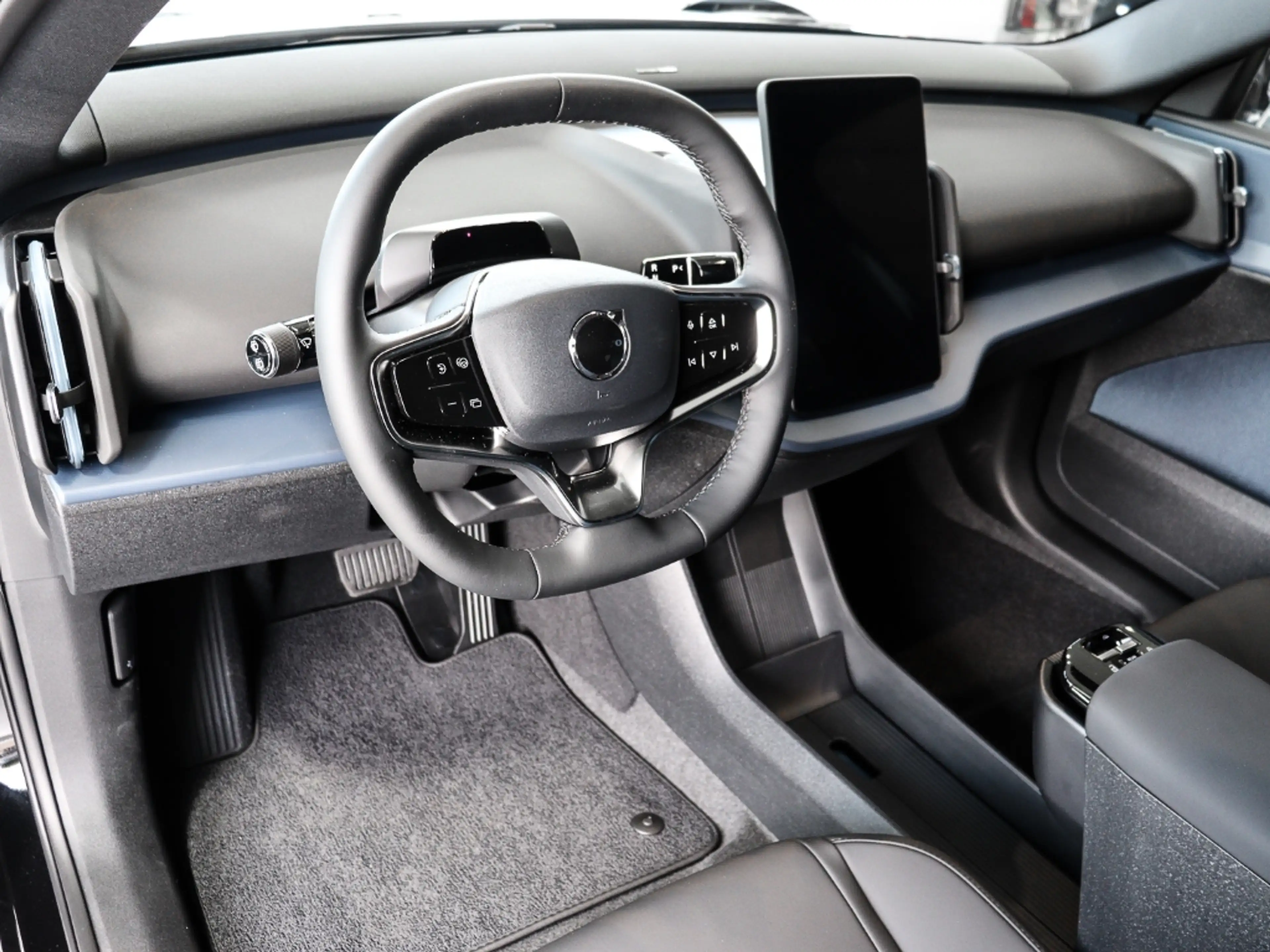Volvo EX30 Plus Black Edition Single Motor Extended Range Win — photo 4