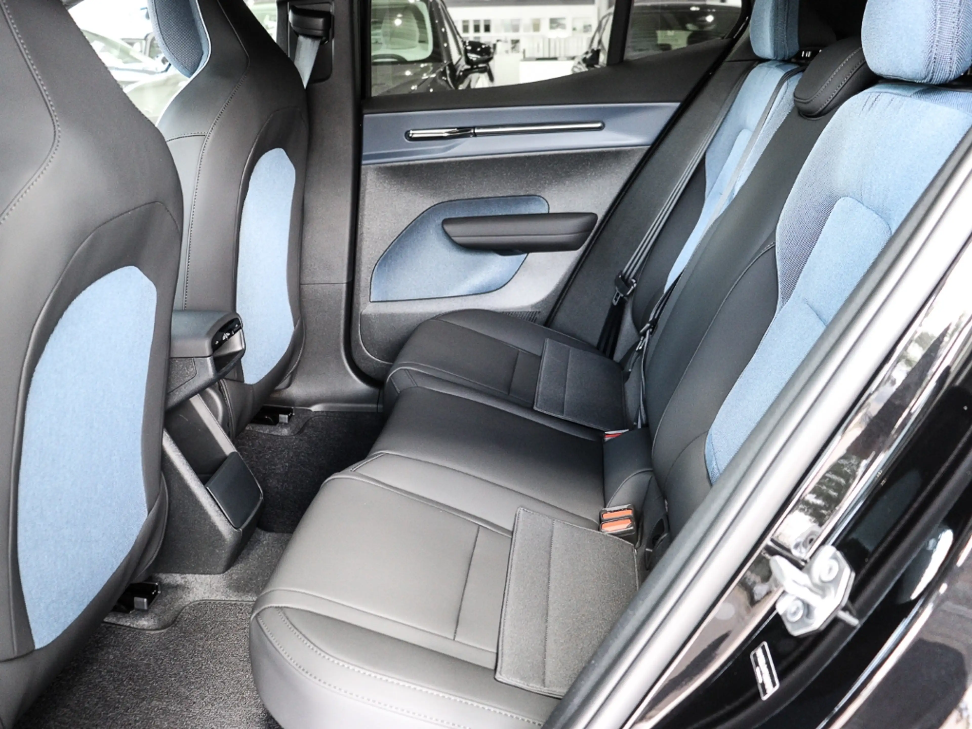 Volvo EX30 Plus Black Edition Single Motor Extended Range Win — photo 11