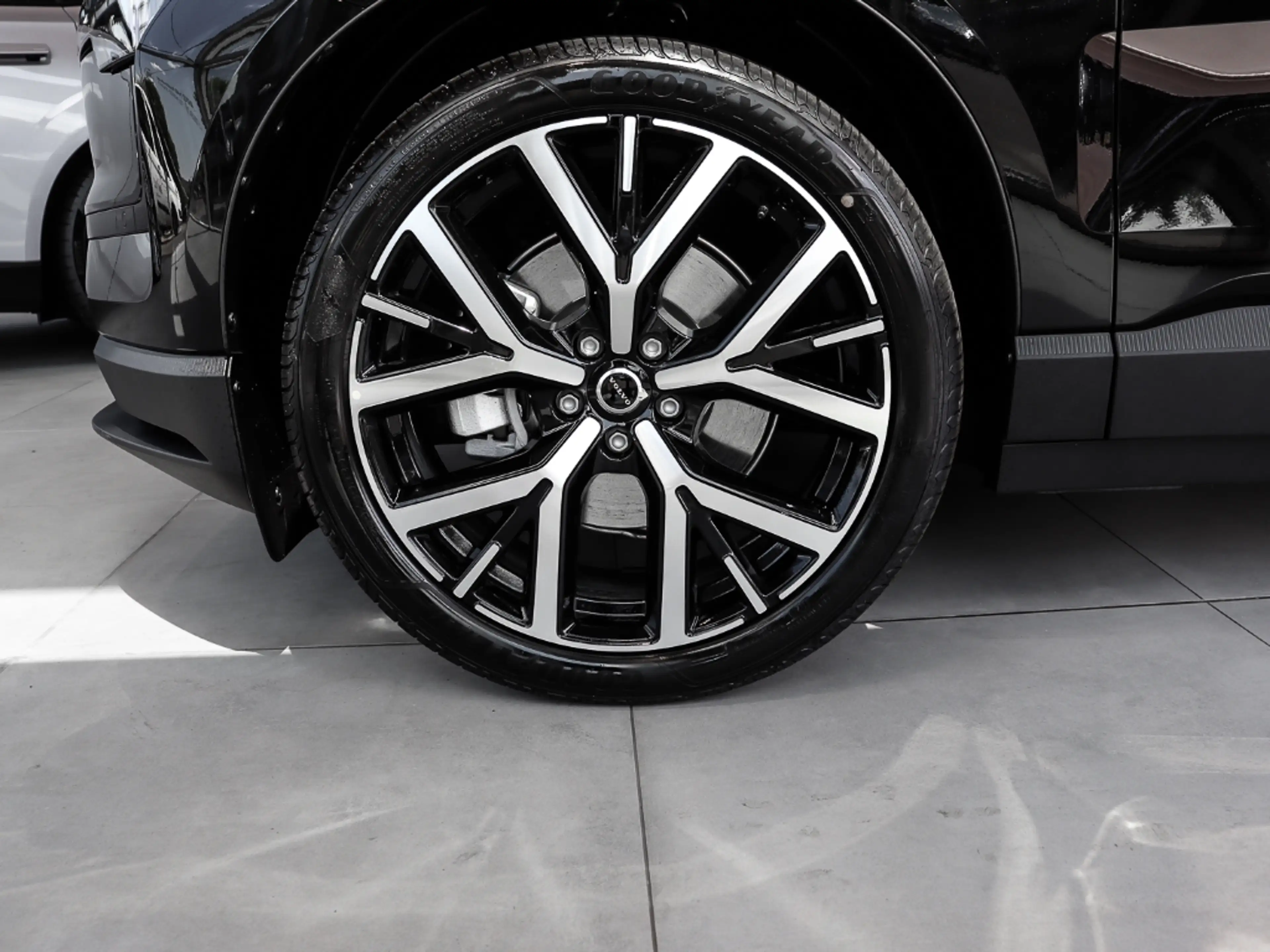 Volvo EX30 Plus Black Edition Single Motor Extended Range Win — photo 3