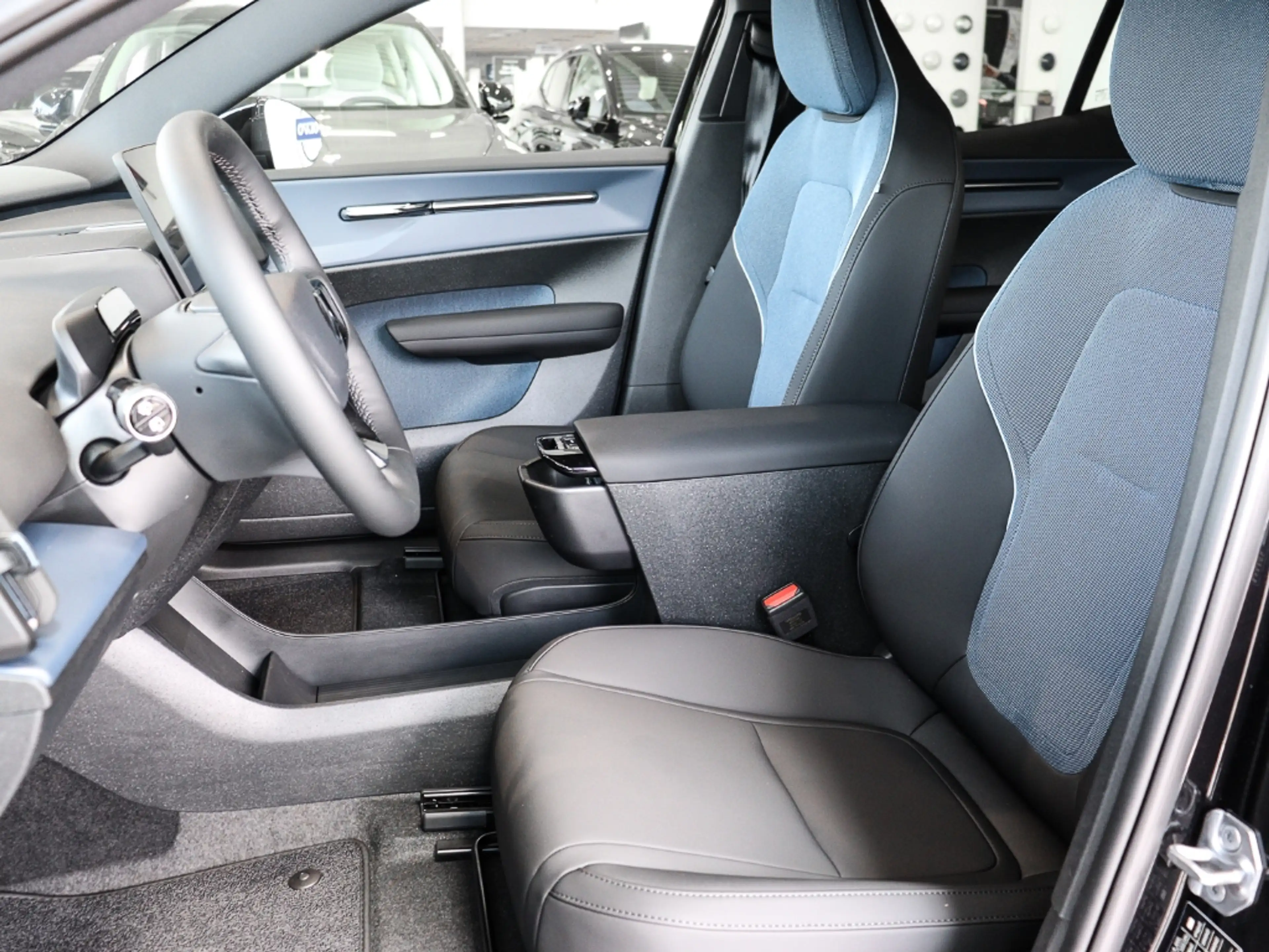 Volvo EX30 Plus Black Edition Single Motor Extended Range Win — photo 8