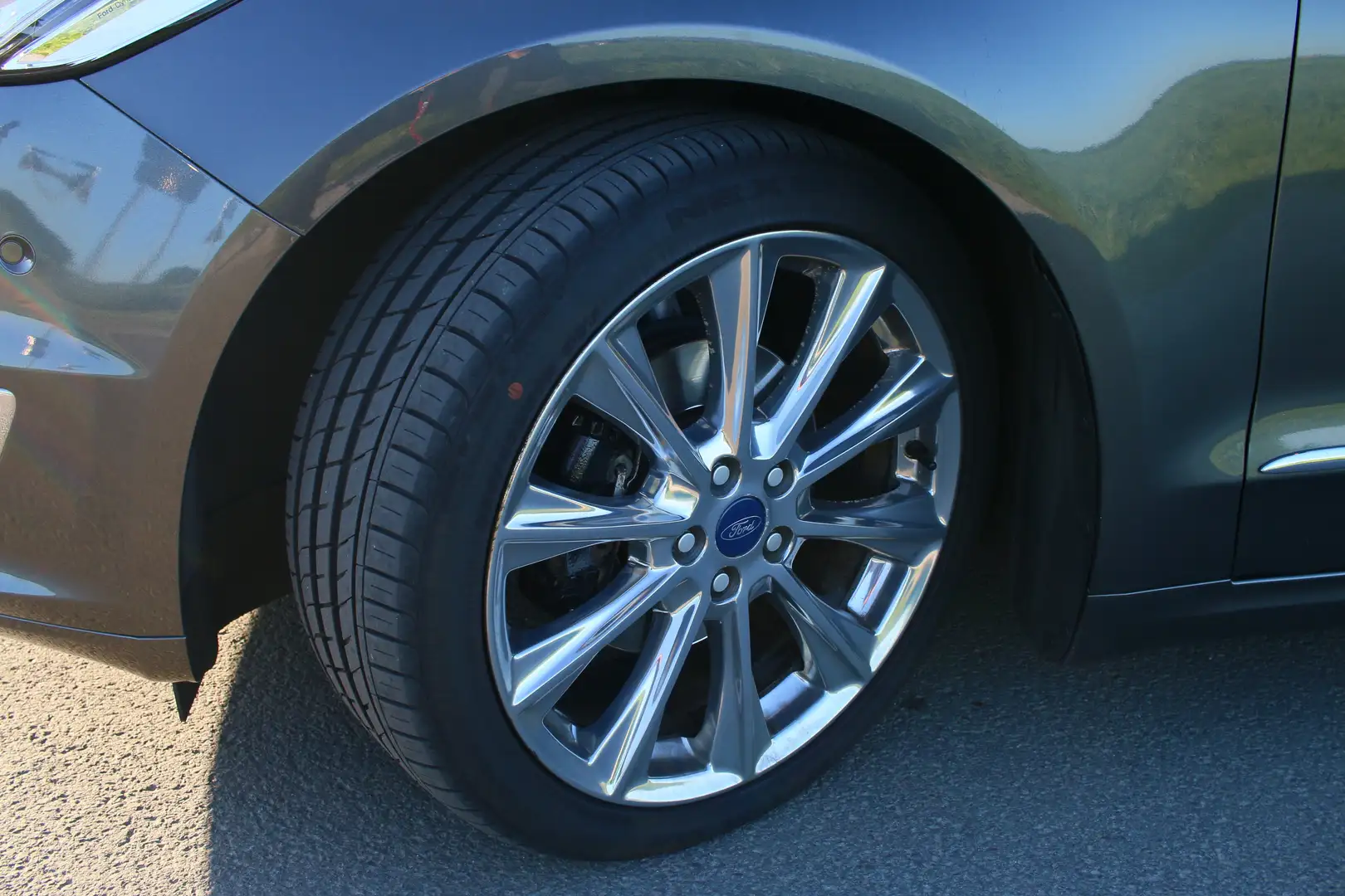 Ford Mondeo Mondeo Vignale 5-Türer 2.0 EcoBoost Autom. Grau - 2