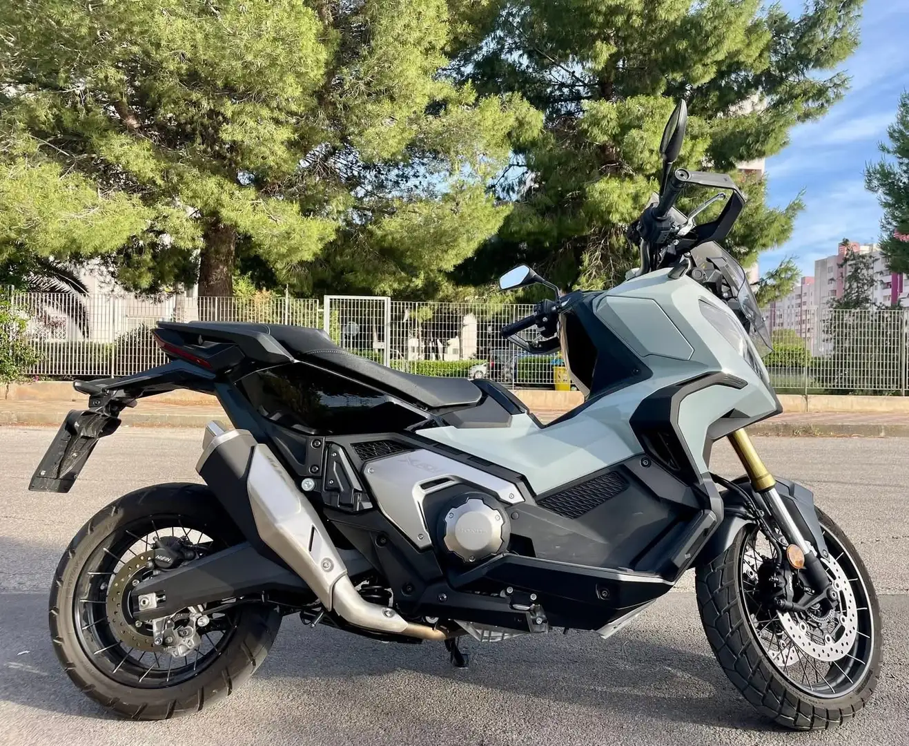 Honda X-ADV 750 Grau - 2