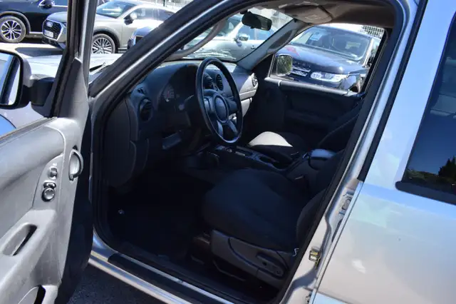 Jeep Cherokee view 14