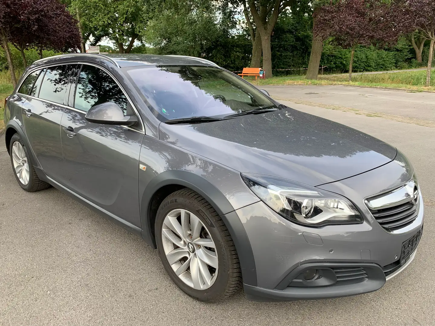 Opel Insignia 2.0 CDTi 4x4 AUTOMATIK *schwenkb.AHK *Navi *Xenon Grau - 2