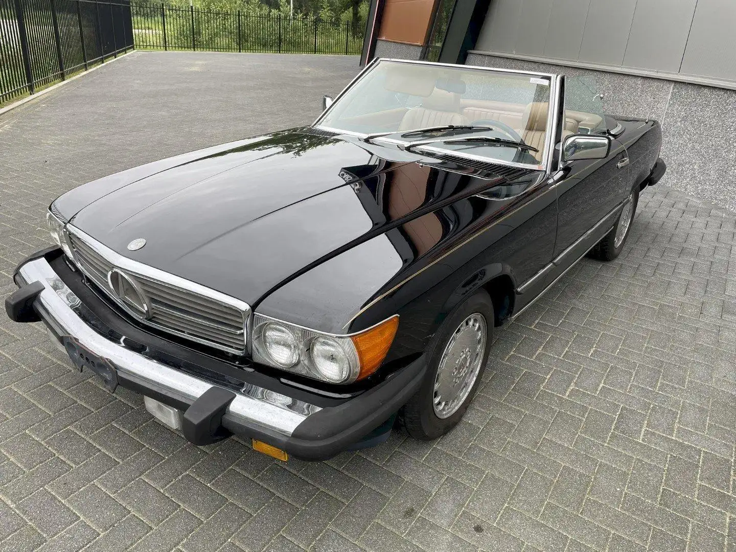 Mercedes-Benz SL 560 W107 Cabriolet Schwarz - 2