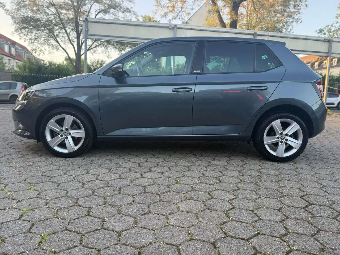 Skoda Fabia FABIA(1,2L-90PS)KLIMAAUT.SITZHZ.NAVI.GARANTIE Gris - 2