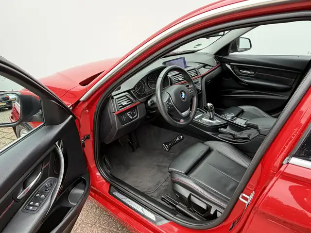 BMW 3 Series view 3