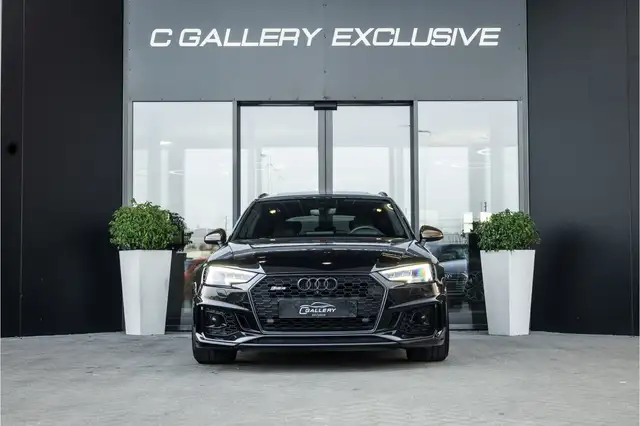Audi RS4 Avant view 2