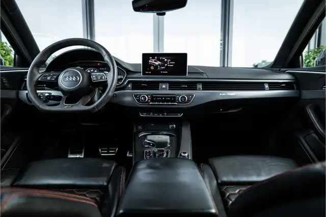 Audi RS4 view 23