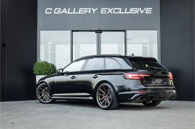 Audi RS4 Avant view 5