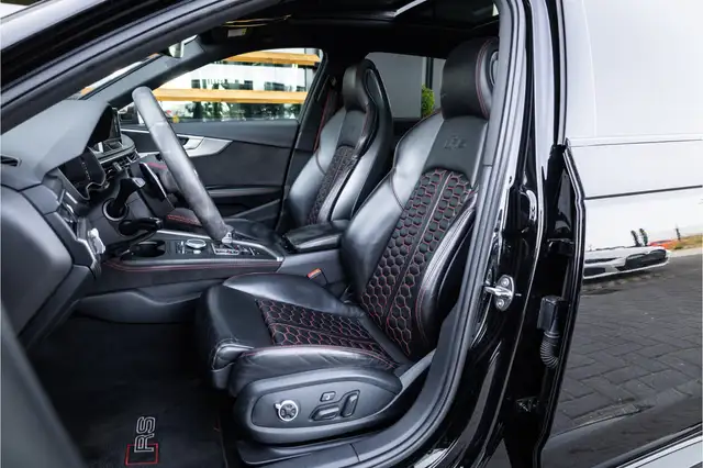 Audi RS4 view 27