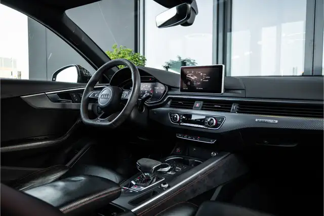 Audi RS4 Avant view 10