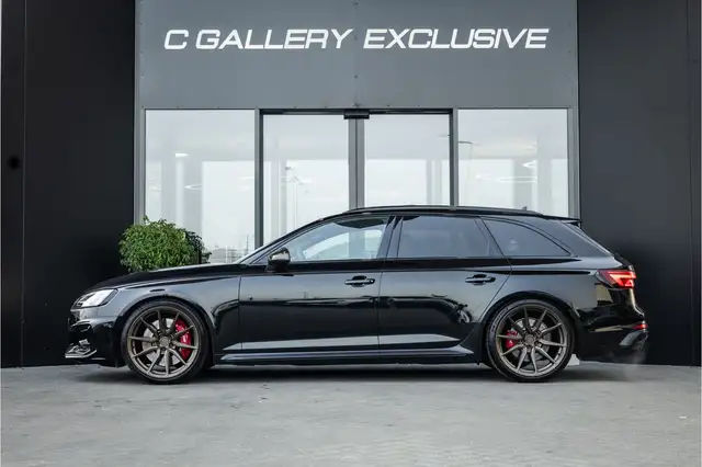 Audi RS4 Avant view 4