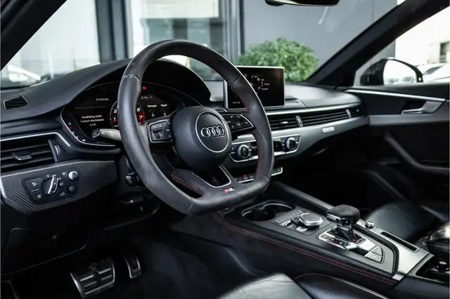 Audi RS4 Avant view 8