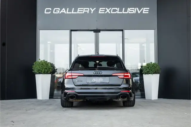 Audi RS4 Avant view 6