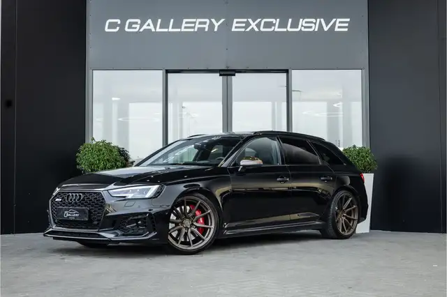 Audi RS4 Avant view 3