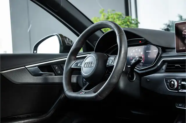 Audi RS4 Avant view 11