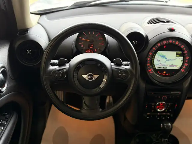 Mini Hatch view 12