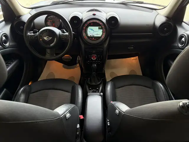 Mini Hatch view 11