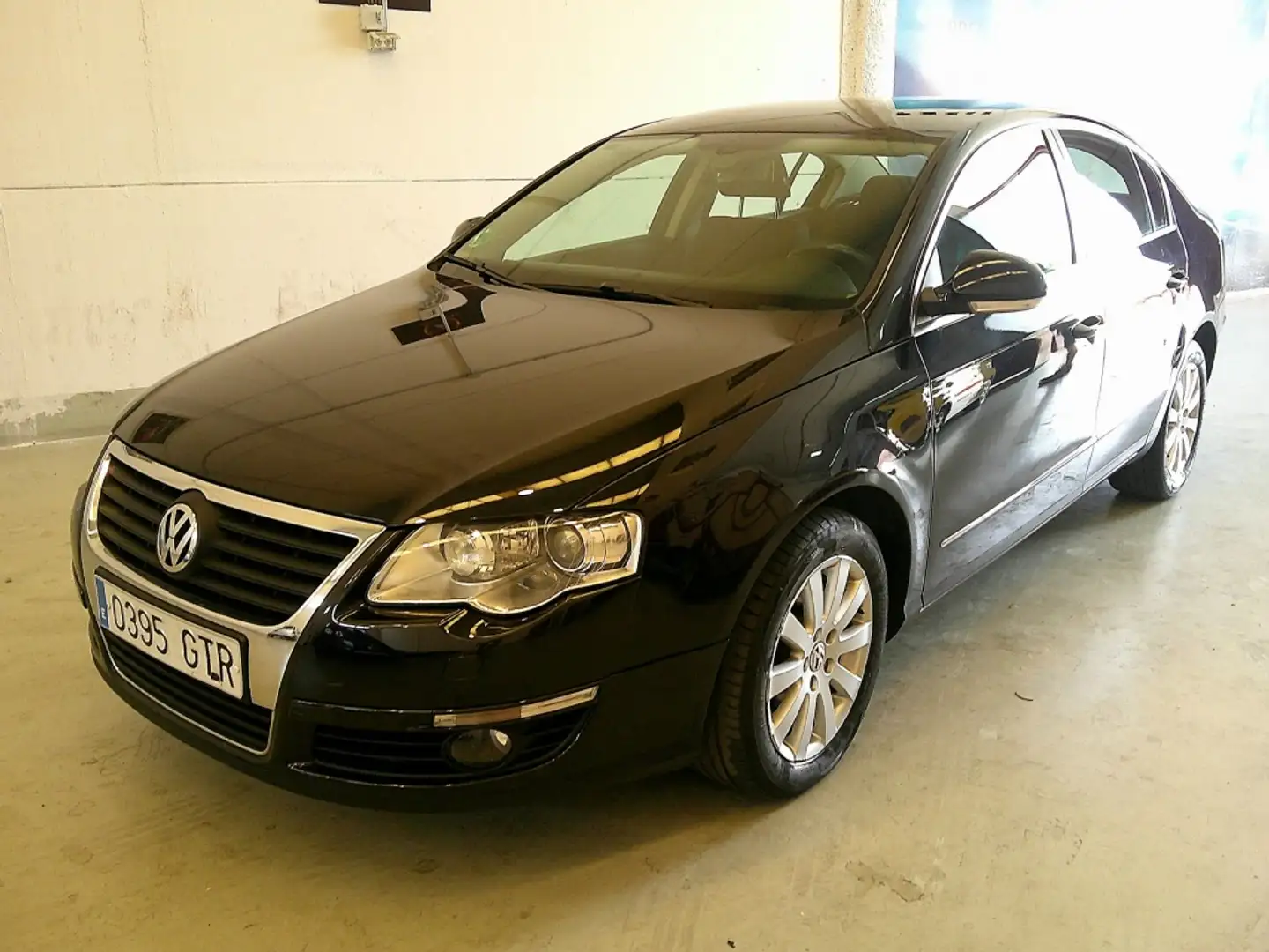 Volkswagen Passat 1.4TSI Advance crna - 1