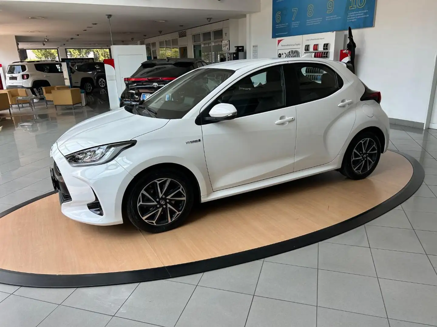 Toyota Yaris 1.5 Hybrid 5 porte Trend Bianco - 2
