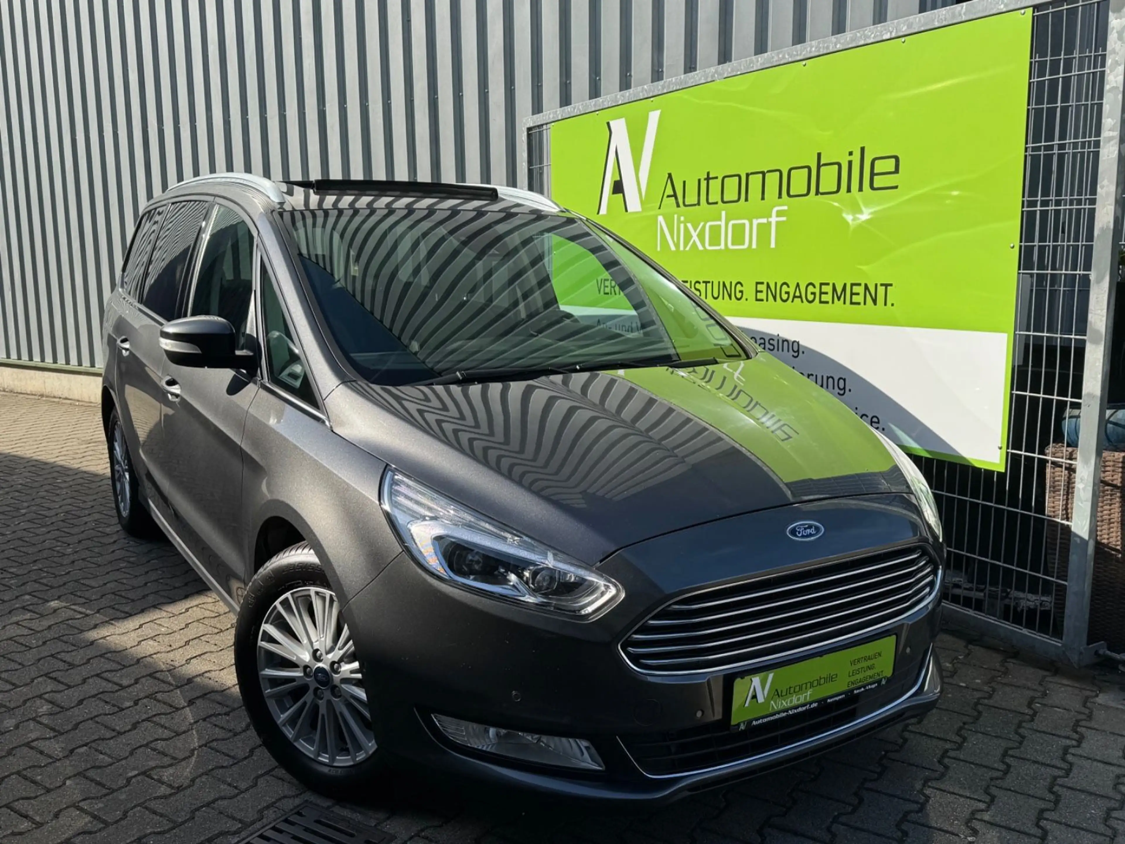 Ford Galaxy Titanium VOLL!! Navi, Leder, AHK, P-Dach