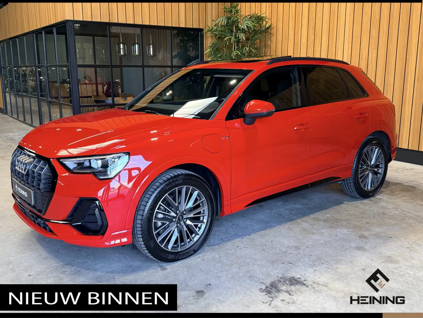 Audi Q3 45 TFSI e S edition. Pano. 2X S-Line. Apple-carpla Rot - 1