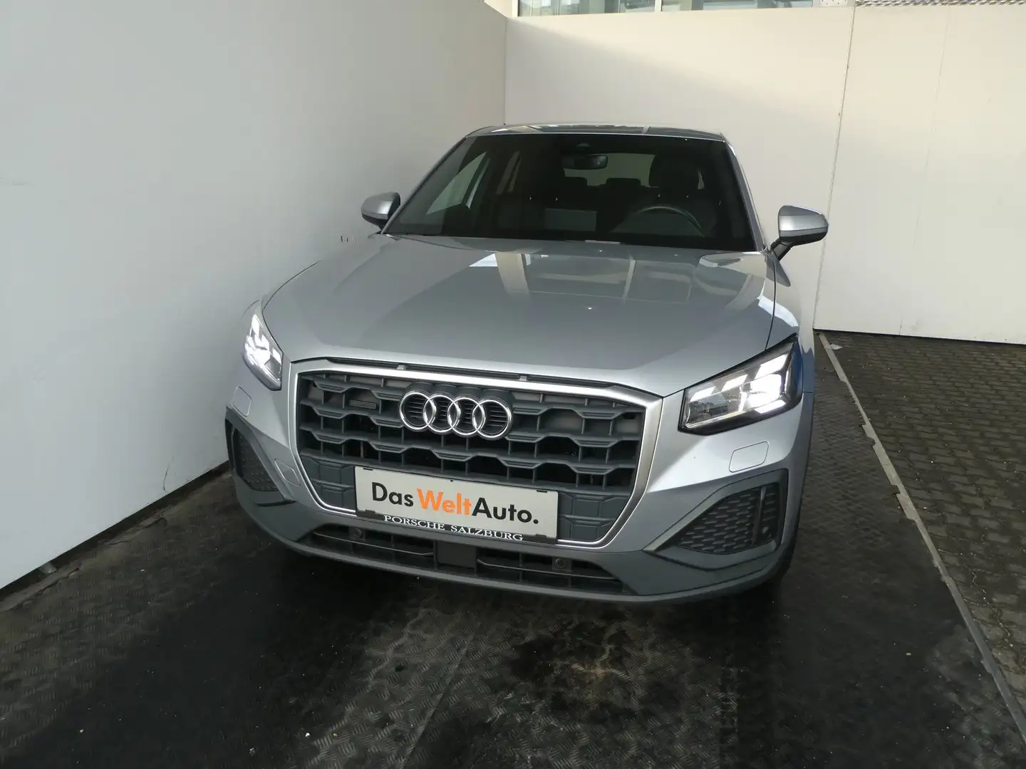 Audi Q2 35 TDI quattro intense Silber - 2