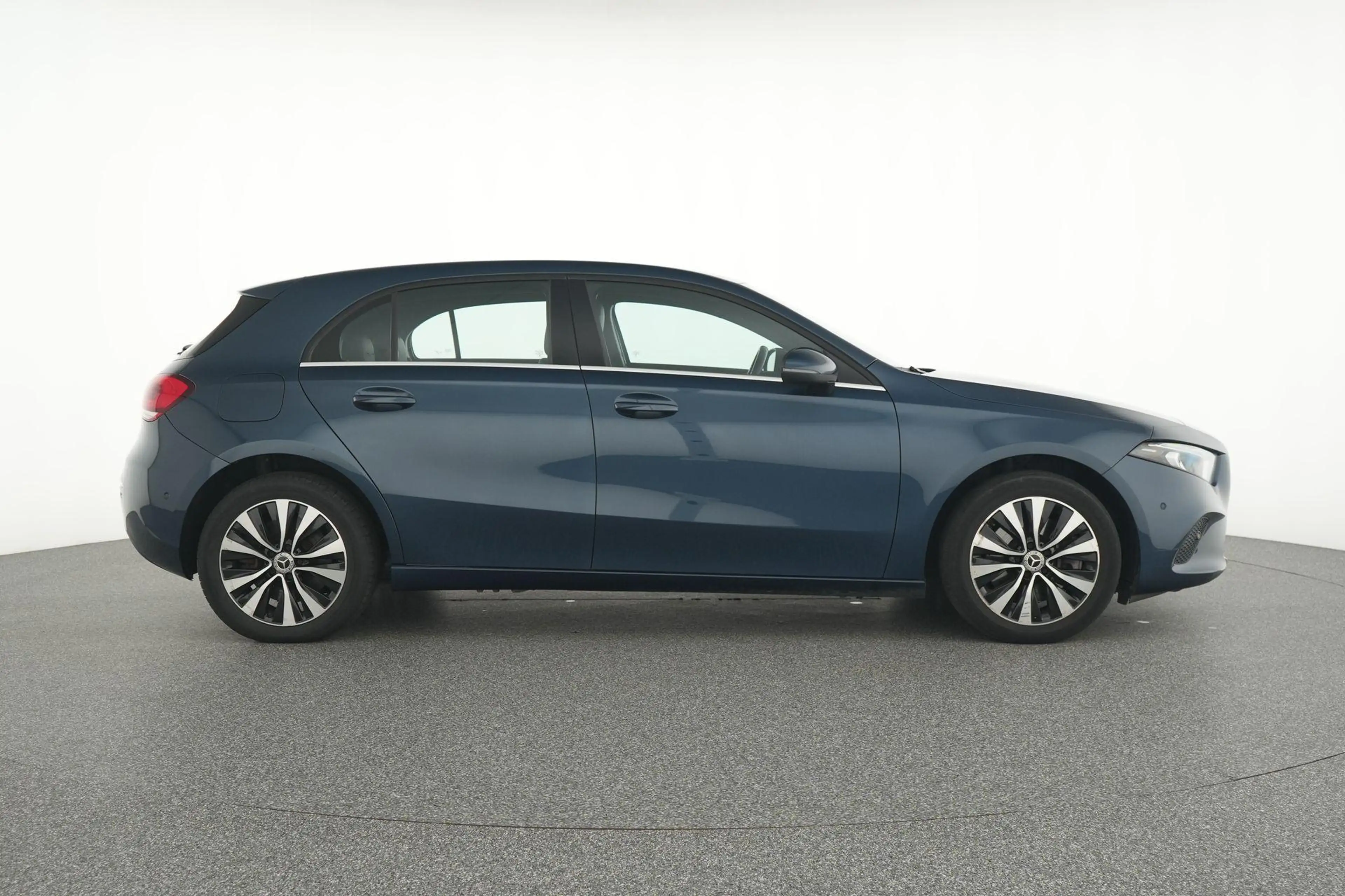 Mercedes-Benz A 250 e Business Line — photo 9