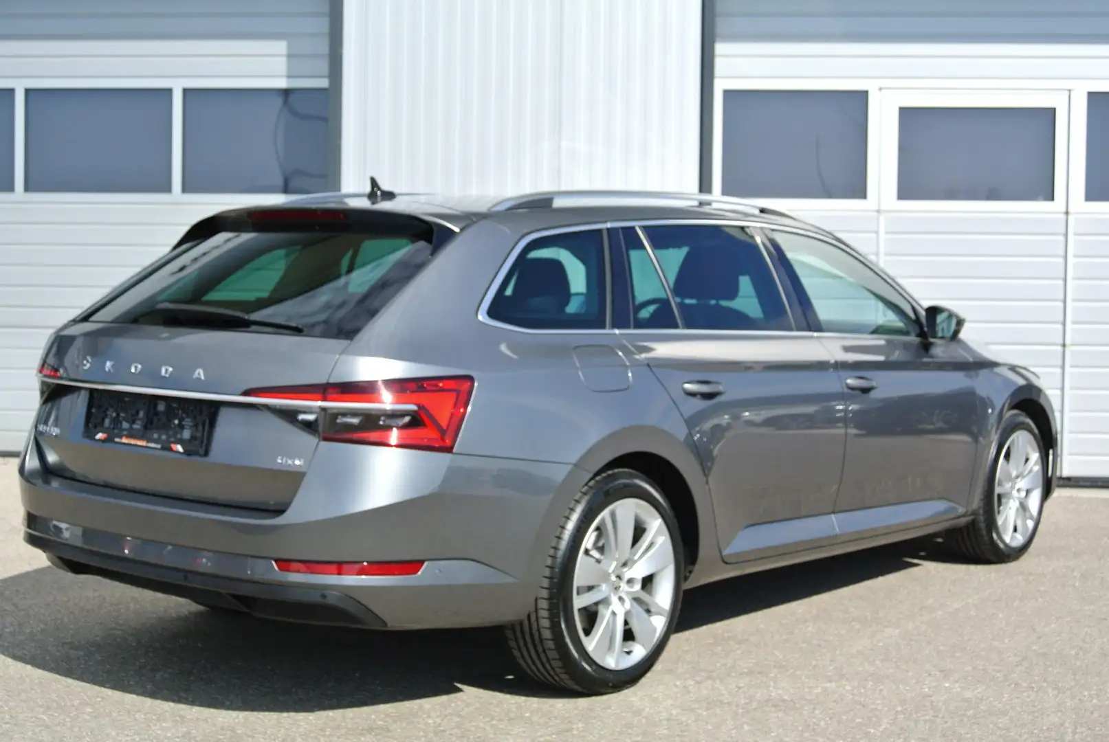 Skoda Superb Kombi 2.0 TDI DSG 4motion * LED-SW * AHK * KAMERA* Grau - 2