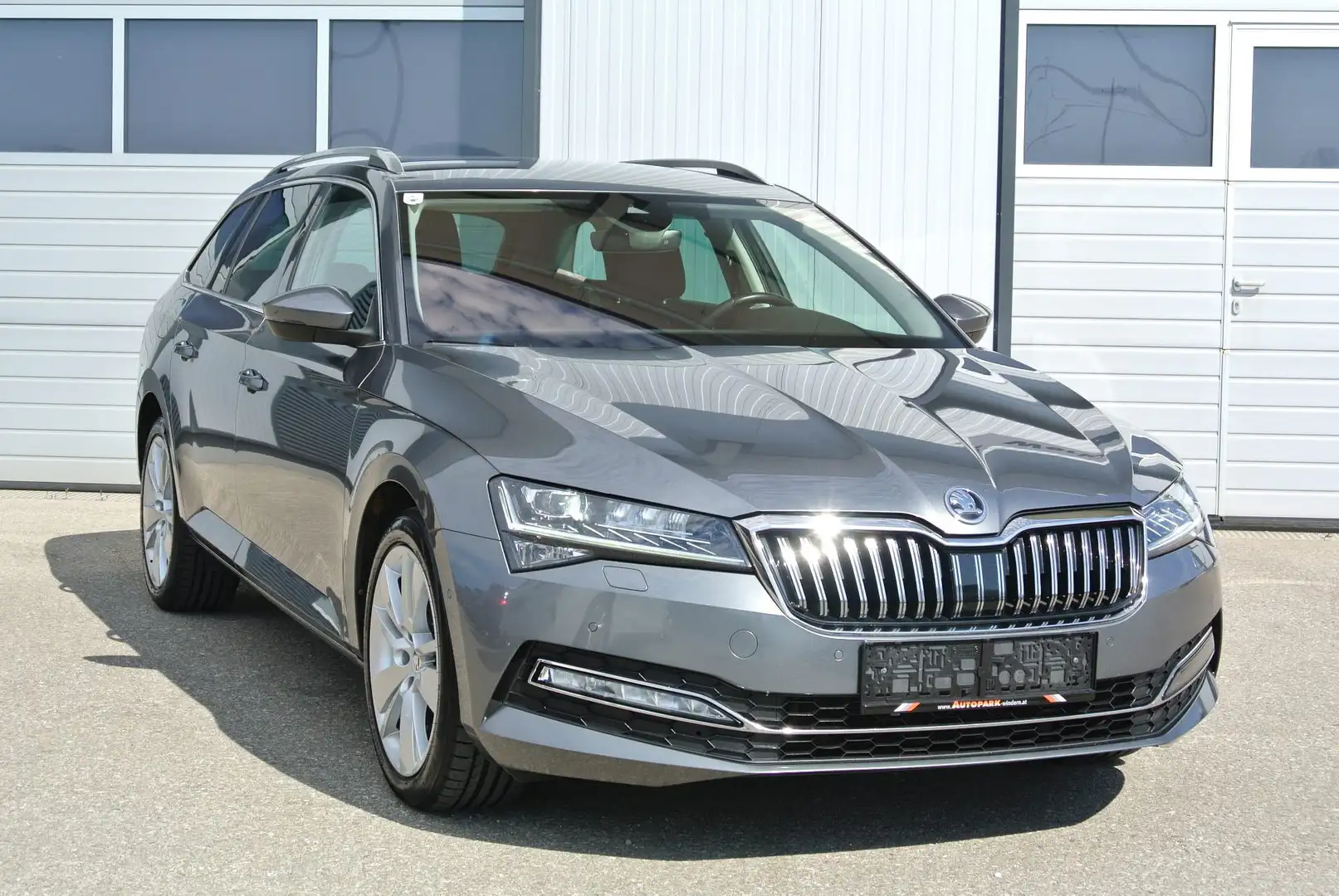 Skoda Superb Kombi 2.0 TDI DSG 4motion * LED-SW * AHK * KAMERA* Grau - 1